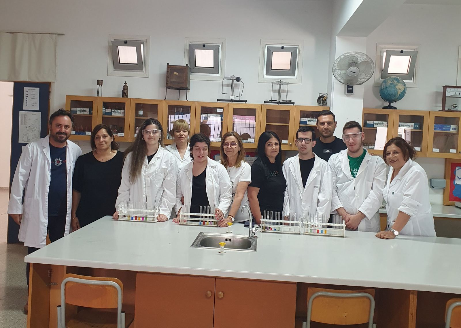 Πειράματα στο εργαστήριο χημείας από τους μαθητές της μονάδας